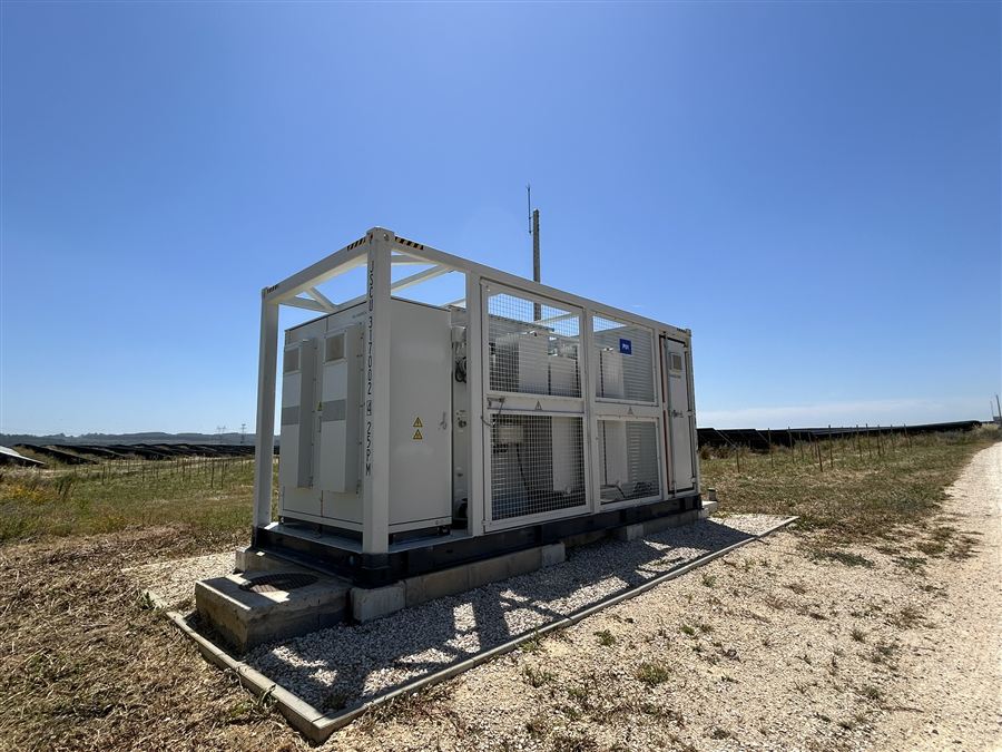 Contenedor BESS junto a una planta solar fotovoltaica