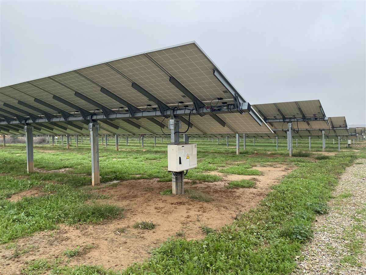 Estructura de seguidor solar en fase de instalación